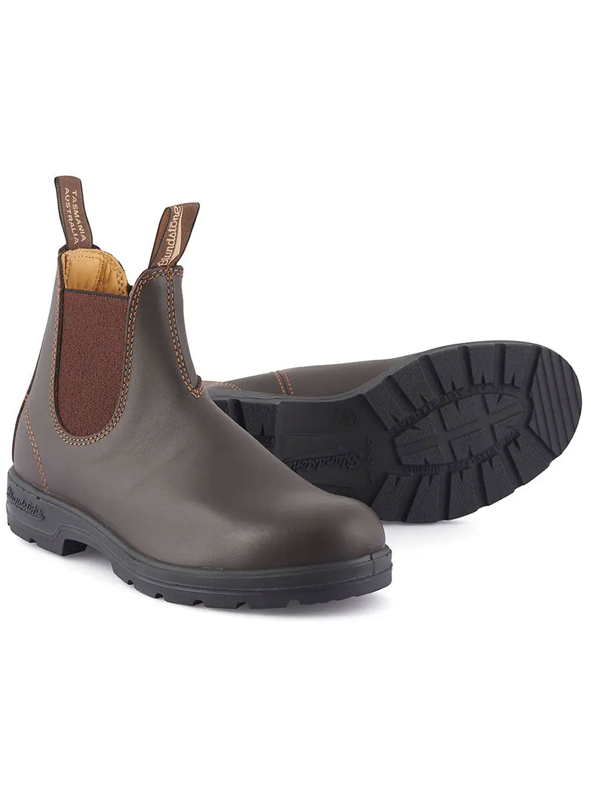Blundstone 550 Chelsea boots in walnut brown leather - side and sole view