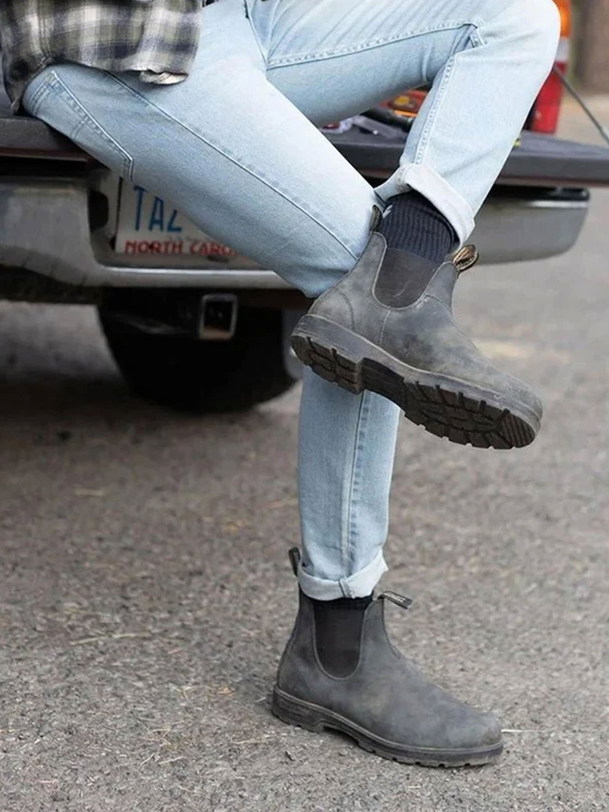 Blundstone 587 rustic black Chelsea boots worn with light jeans